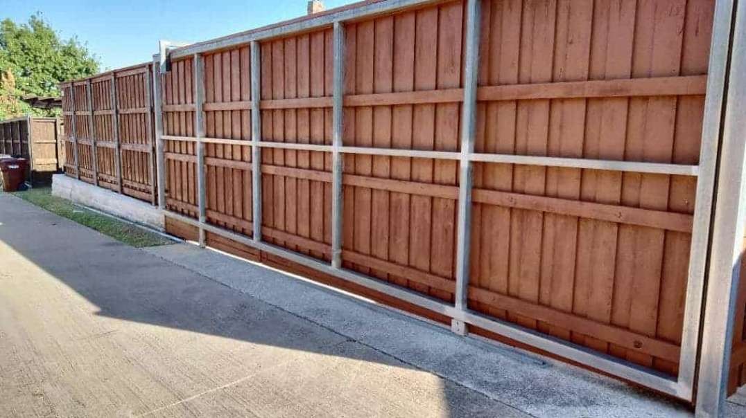 Curb Appeal Fence Company : Fence Staining in Dallas, TX | (214) 392-3043